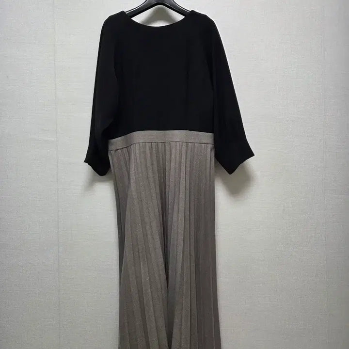 [SOLD OUT] 라밤바룸 플리츠 롱 원피스