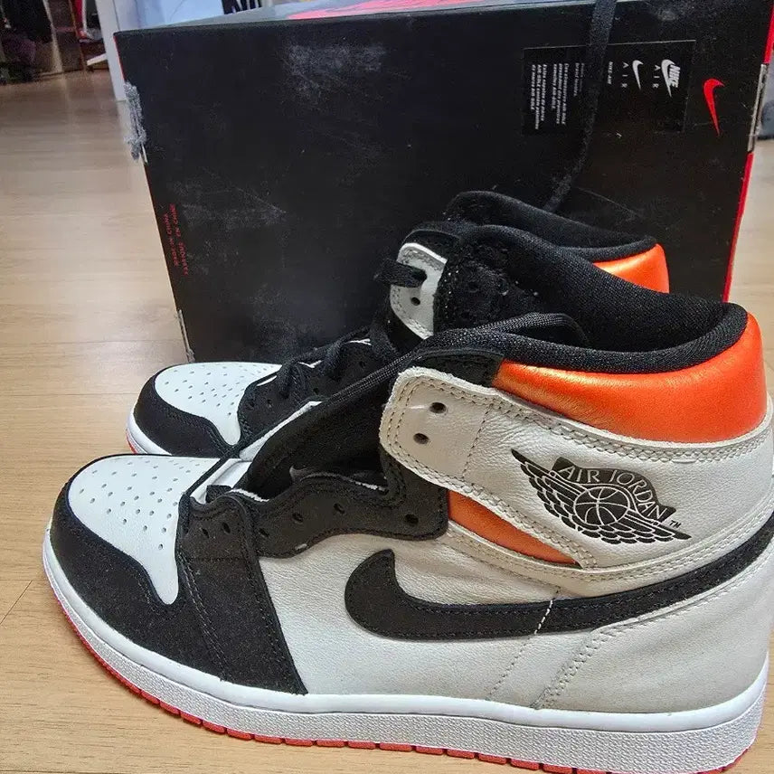 [BUNJANG] Nike Air Jordan 1 Retro High OG Electro Orange Sneakers / 나이키 조던1 레트로 하이 OG 일렉트로 오렌지