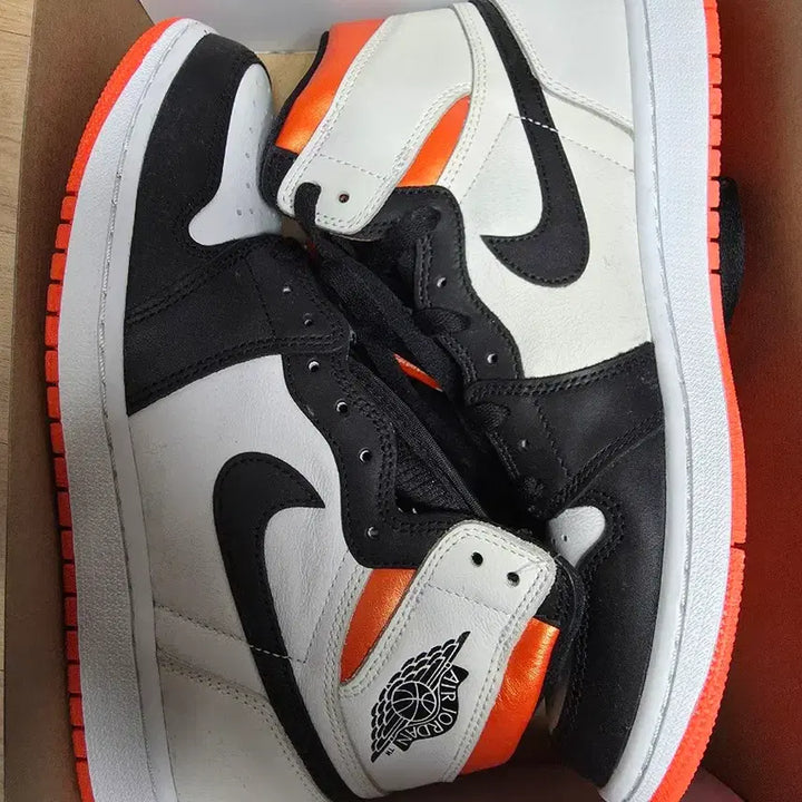 [BUNJANG] Nike Air Jordan 1 Retro High OG Electro Orange Sneakers / 나이키 조던1 레트로 하이 OG 일렉트로 오렌지