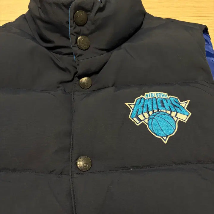 [BUNJANG] NBA X New York Knicks Duck Down Padded Vest / 황금사이즈) NBA X 뉴욕닉스 덕다운 패딩 베스트 조끼