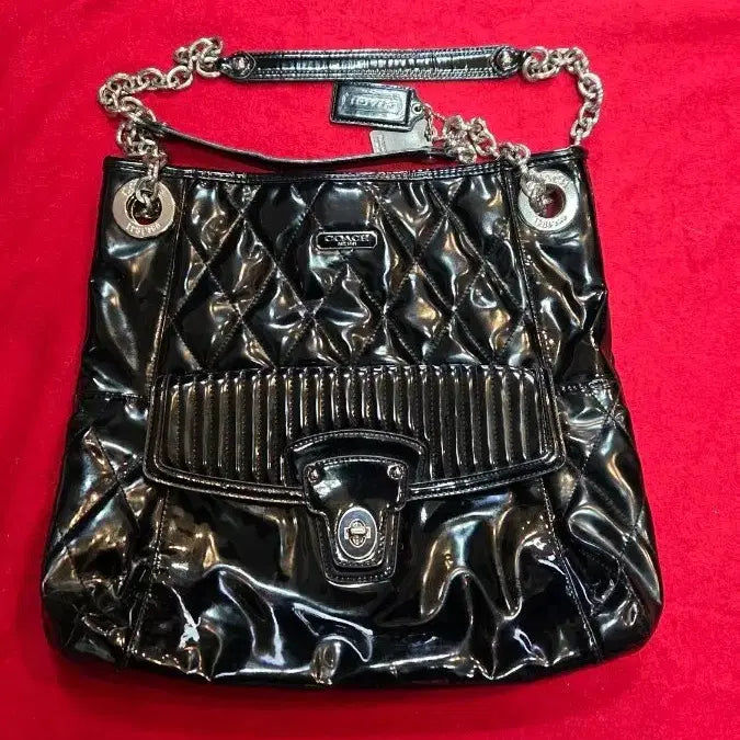 [BUNJANG] Coach Black Patent Quilted Chain Shoulder Bag / 코치 블랙 페이턴트 퀼팅 체인 숄더백