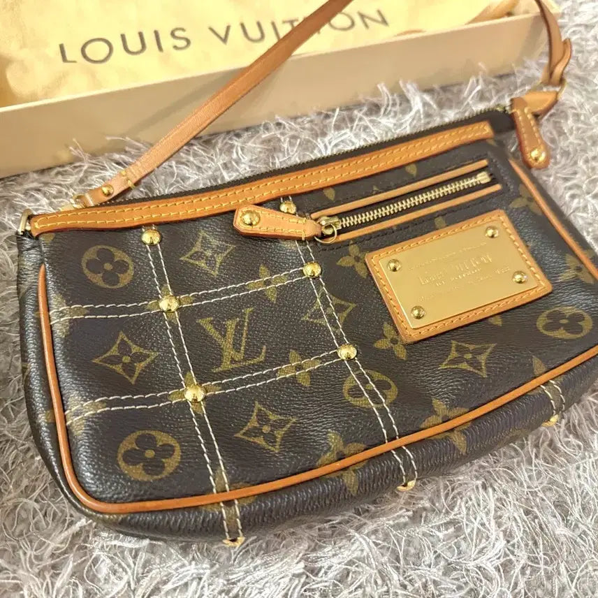 [BUNJANG] Louis Vuitton Monogram Studded Pochette Limited Edition Shoulder Bag / 루이비통 모노그램 스터디드 포쉐트-리미티드 에디션 파우치 숄더백 판매해요