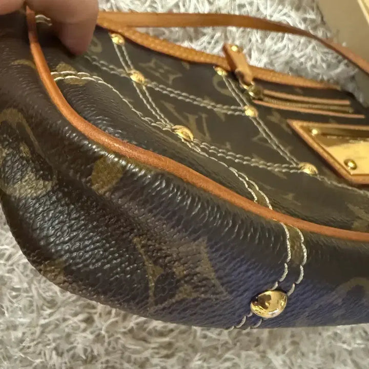 [BUNJANG] Louis Vuitton Monogram Studded Pochette Limited Edition Shoulder Bag / 루이비통 모노그램 스터디드 포쉐트-리미티드 에디션 파우치 숄더백 판매해요
