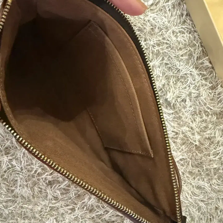 [BUNJANG] Louis Vuitton Monogram Studded Pochette Limited Edition Shoulder Bag / 루이비통 모노그램 스터디드 포쉐트-리미티드 에디션 파우치 숄더백 판매해요