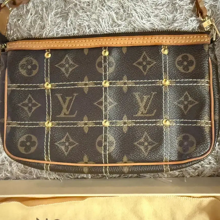 [BUNJANG] Louis Vuitton Monogram Studded Pochette Limited Edition Shoulder Bag / 루이비통 모노그램 스터디드 포쉐트-리미티드 에디션 파우치 숄더백 판매해요