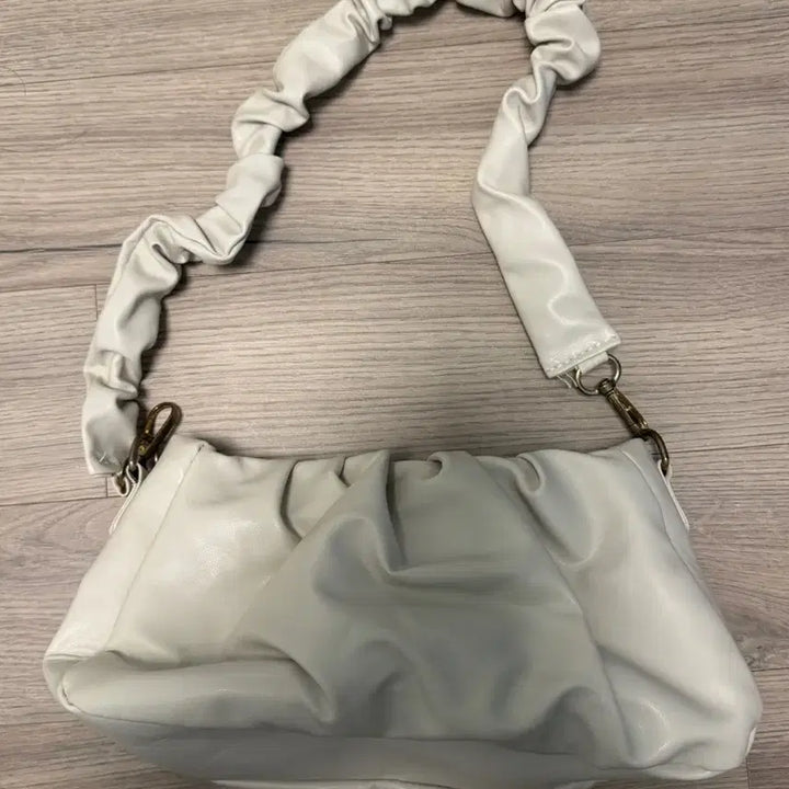 [BUNJANG] White Shirring Shoulder Bag / 화이트 셔링 숄더백 가방