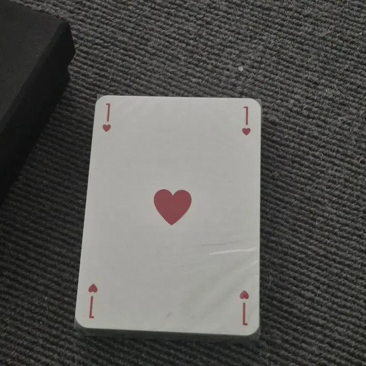 [BUNJANG] Louis Vuitton Trump Card Sealed / 루이비통 트럼프카드 미개봉 제품