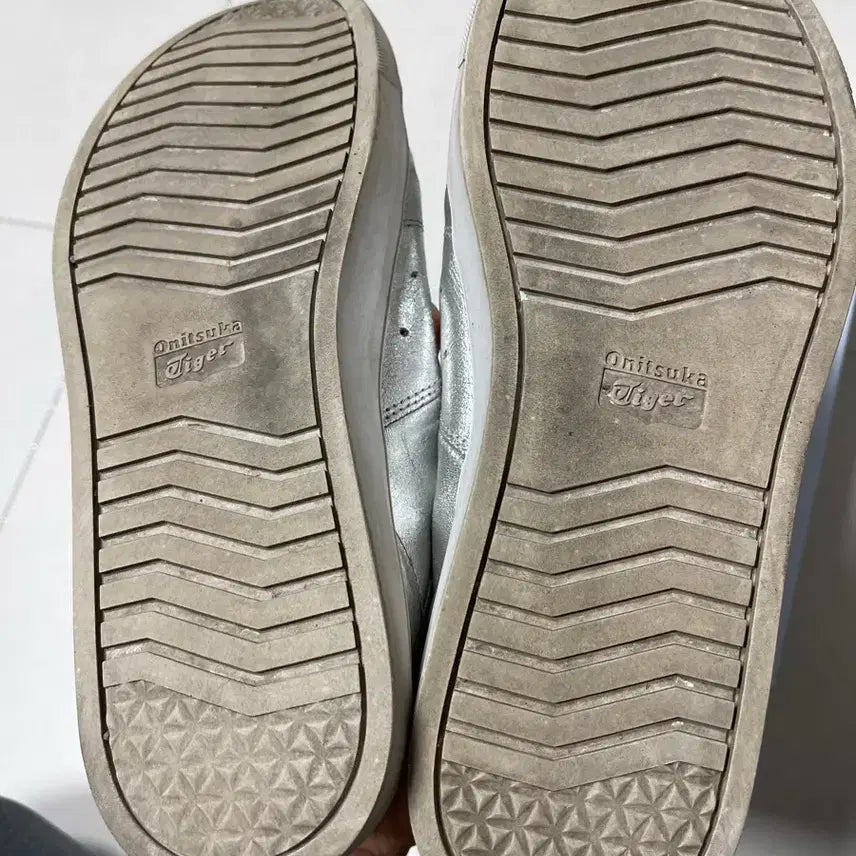[BUNJANG] Onitsuka Tiger Lawship 2.0 Silver Sneakers / 오니츠카 타이거 론쉽 2.0 실버 270