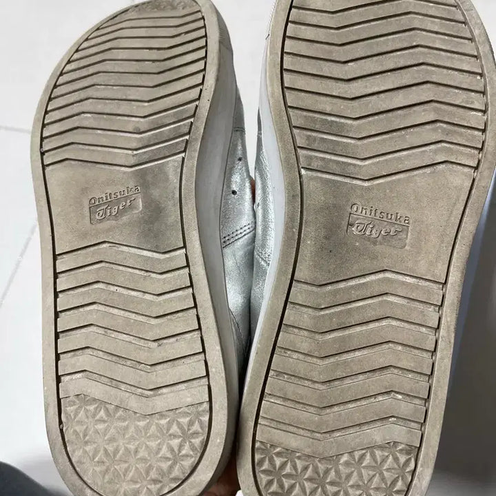 [BUNJANG] Onitsuka Tiger Lawship 2.0 Silver Sneakers / 오니츠카 타이거 론쉽 2.0 실버 270