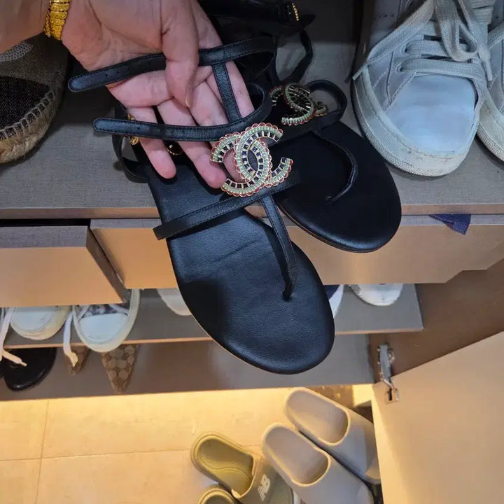 [BUNJANG] Chanel Logo Embellished Sandals 39 / 샤넬 로고 장식 샌들 39