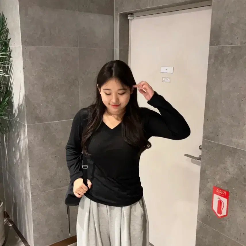 [BUNJANG] V-Neck Black T-Shirt / 새상품 66~88 브이넥 팔뚝 널널함