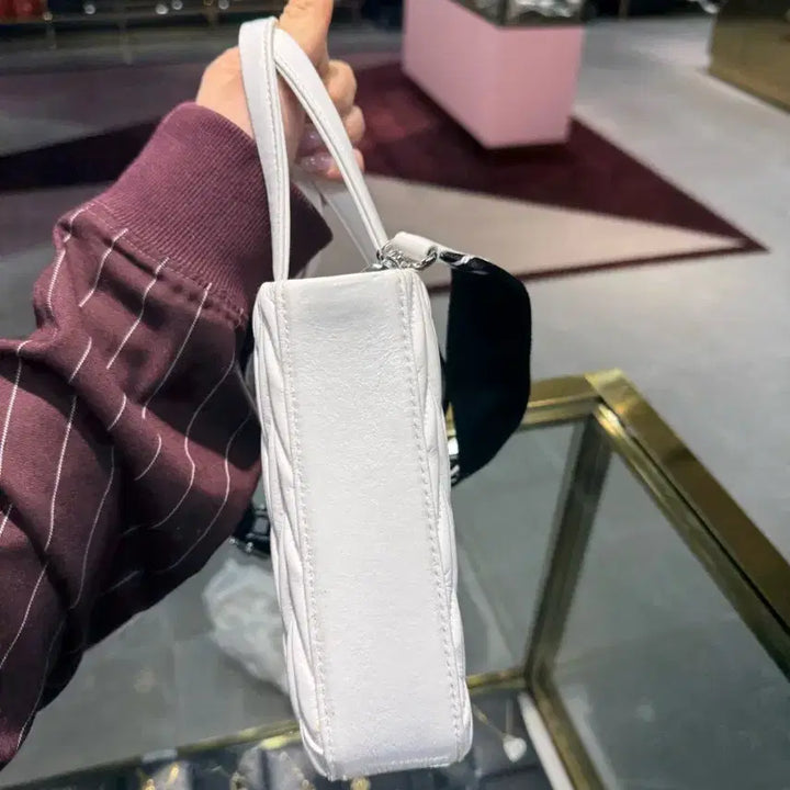 [BUNJANG] Miu Miu White Mini Matelassé 2WAY Bag / 미우미우 화이트 미니 마테라쎄 2WAY백