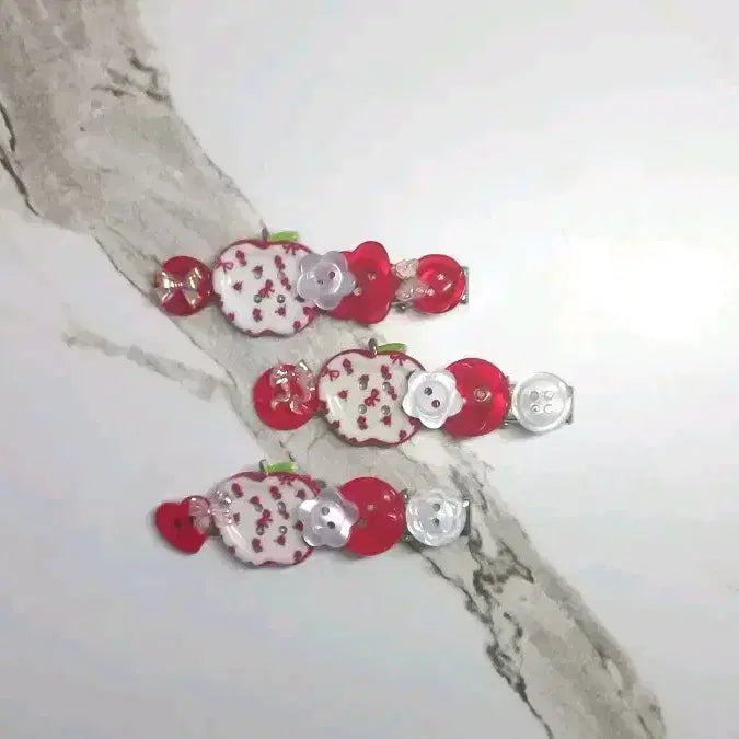 [BUNJANG] Handmade Red Apple Button Hairpin / y2k 핸드메이드 레드애플 단추핀 머리핀 헤어핀 빨간레드 악세사리