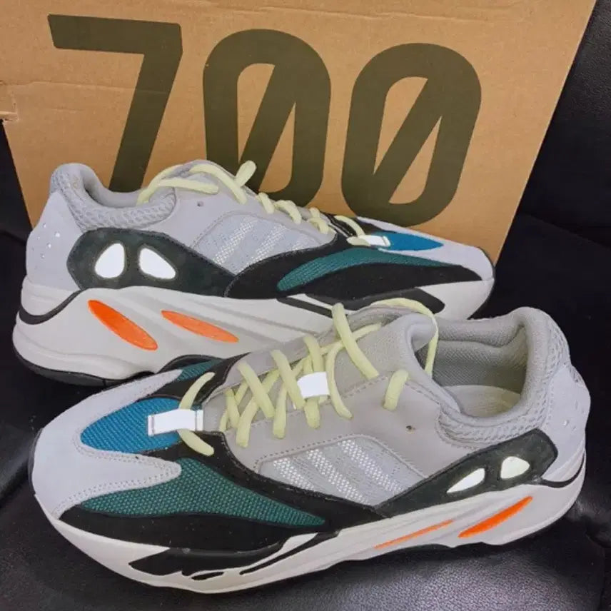 [BUNJANG] Adidas Yeezy Boost 700 OG Wave Runner Sample Sneakers / Kanye Yeezy 이지 부스트 700 OG 웨이브러너 Sample