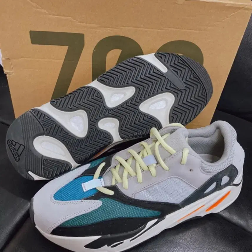 [BUNJANG] Adidas Yeezy Boost 700 OG Wave Runner Sample Sneakers / Kanye Yeezy 이지 부스트 700 OG 웨이브러너 Sample