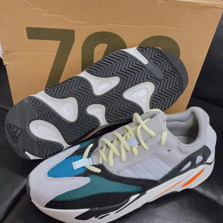 [BUNJANG] Adidas Yeezy Boost 700 OG Wave Runner Sample Sneakers / Kanye Yeezy 이지 부스트 700 OG 웨이브러너 Sample