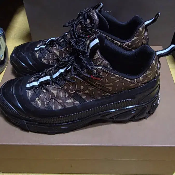 [BUNJANG] Burberry Arthur Monogram Sneakers / 버버리 아서 모노그램 스니커즈 40