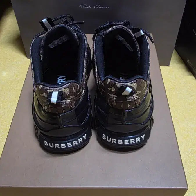 [BUNJANG] Burberry Arthur Monogram Sneakers / 버버리 아서 모노그램 스니커즈 40