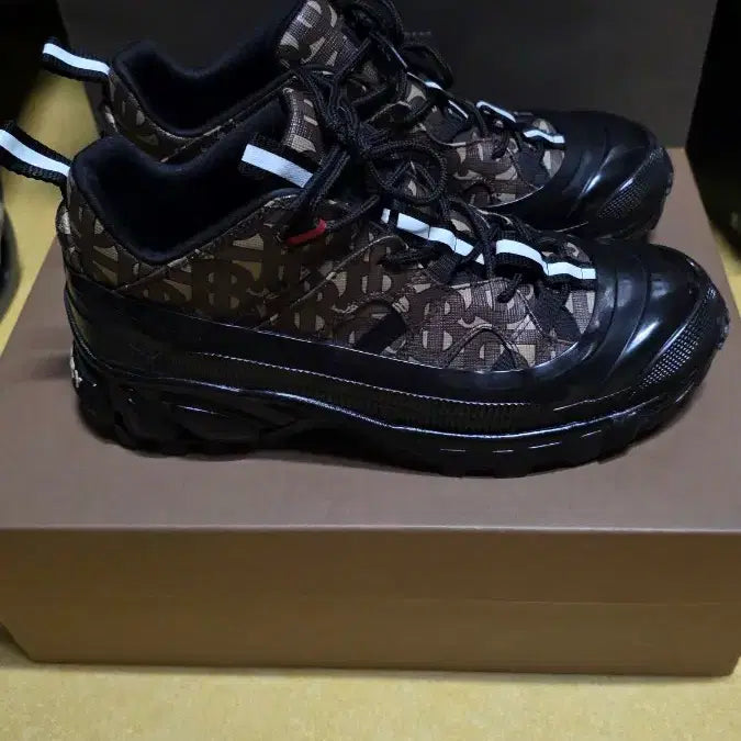 [BUNJANG] Burberry Arthur Monogram Sneakers / 버버리 아서 모노그램 스니커즈 40