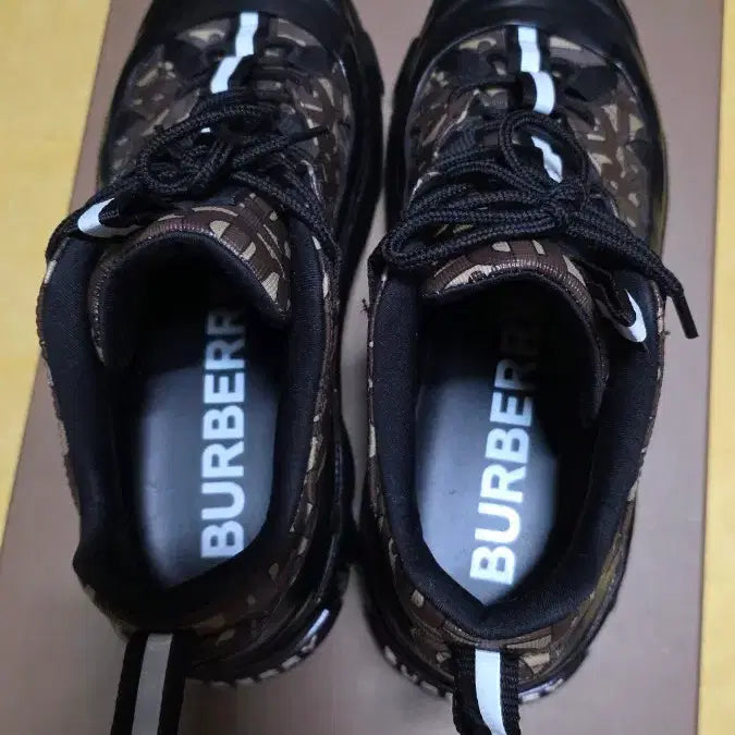[BUNJANG] Burberry Arthur Monogram Sneakers / 버버리 아서 모노그램 스니커즈 40