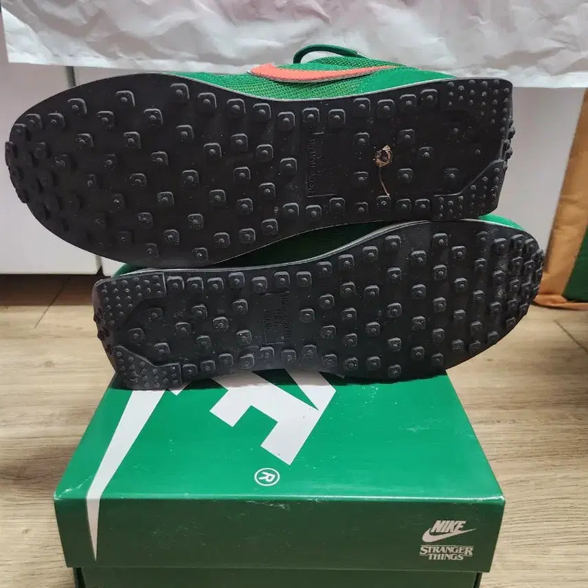 [BUNJANG] Nike x Stranger Things Tailwind 79 Green Hawkins Sneakers / 나이키 x 기묘한 이야기 테일윈드 79 그린 호킨스 255