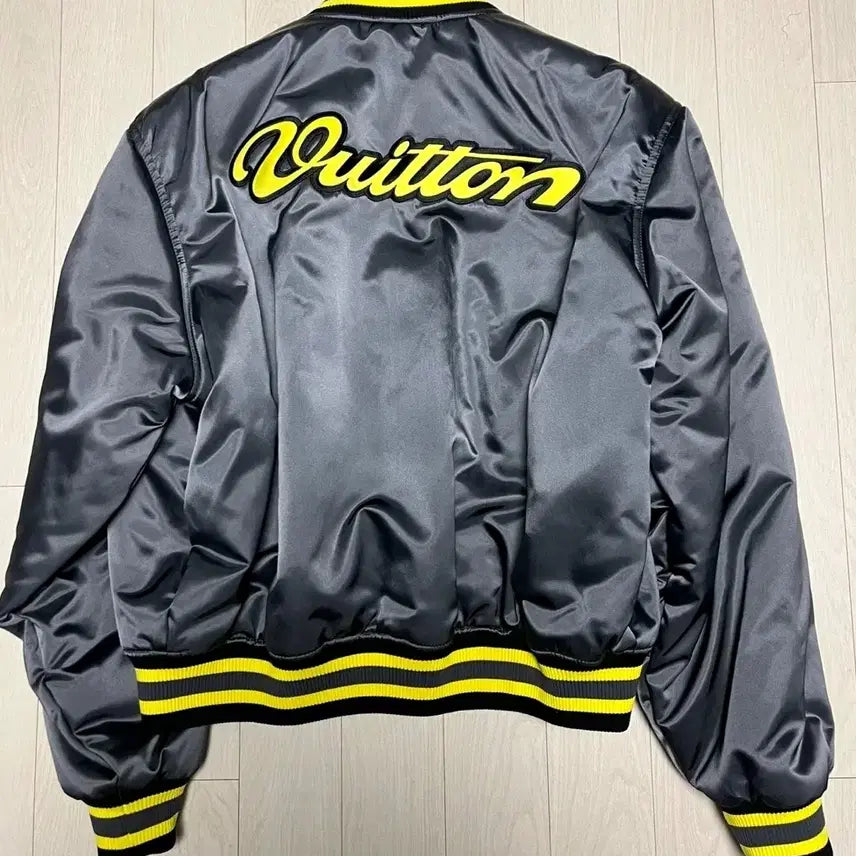 [BUNJANG] Louis Vuitton Pharrell VIC Varsity Jacket / (110) 루이비통 퍼렐 VIC 바시티 블루종 자켓 한정판 새상품급