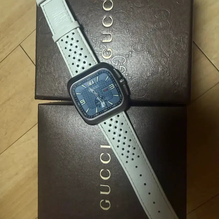 [BUNJANG] Gucci Watch Blue Dial White Leather Strap / 구찌 시계 블루 다이얼 화이트 가죽 스트랩