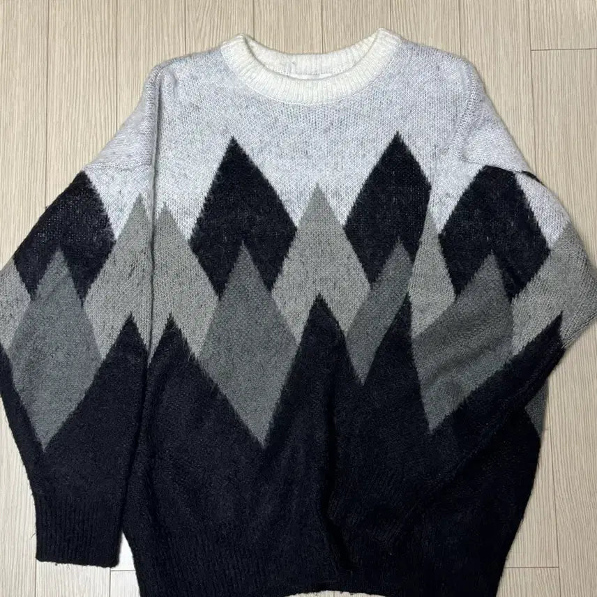 [BUNJANG] Diamond Pattern Knit Sweater / 다이아몬드 패턴 니트 블랙/그레이
