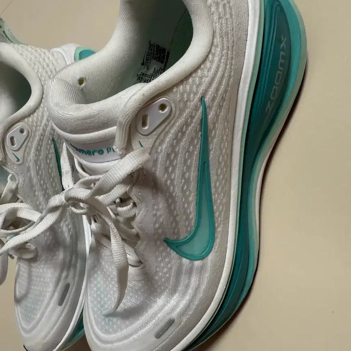 [BUNJANG] Nike Vomero Plus 240 Sneakers / 나이키보메로플러스240