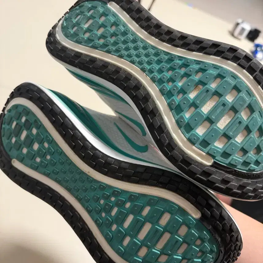 [BUNJANG] Nike Vomero Plus 240 Sneakers / 나이키보메로플러스240