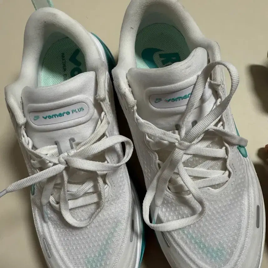 [BUNJANG] Nike Vomero Plus 240 Sneakers / 나이키보메로플러스240