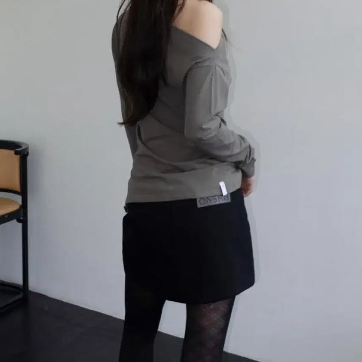 [BUNJANG] ONCE ONLY One-Shoulder Elastic T-shirt (MUD) / 온스카 ONE-SHOULDER ELASTIC T (MUD)