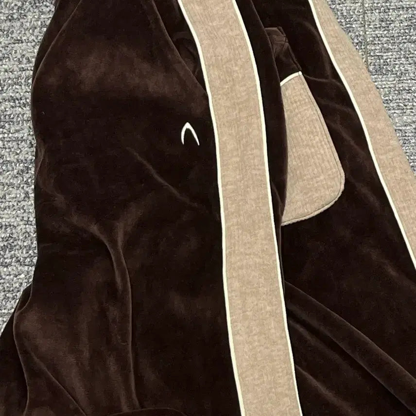 [BUNJANG] AKMU Western Piping Track Pants Brown / 아캄 웨스턴 파이핑 트랙 팬츠 브라운