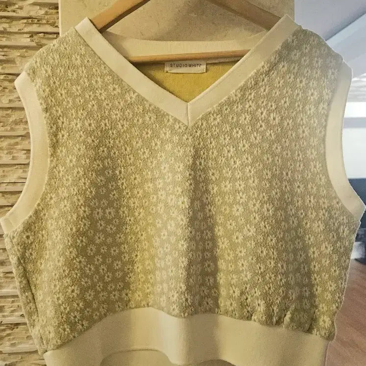 [SOLD OUT] STUDIO WHITE 브이넥 니트 조끼