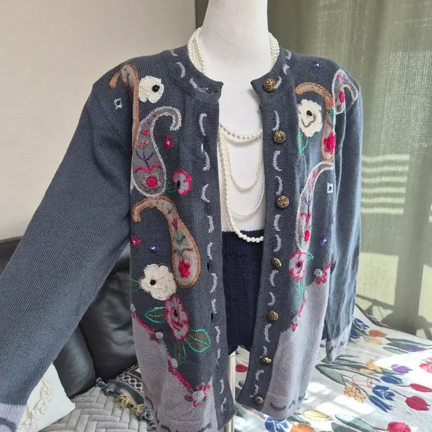 [BUNJANG] Loose Fit Embroidered Knit Jacket / [특가] 고퀄자수 디테일 가득 루즈핏 니트자켓