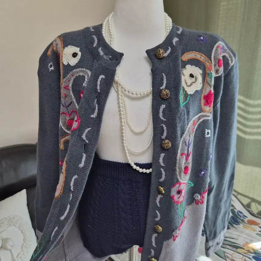 [BUNJANG] Loose Fit Embroidered Knit Jacket / [특가] 고퀄자수 디테일 가득 루즈핏 니트자켓