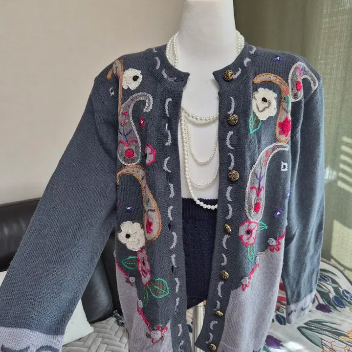 [BUNJANG] Loose Fit Embroidered Knit Jacket / [특가] 고퀄자수 디테일 가득 루즈핏 니트자켓