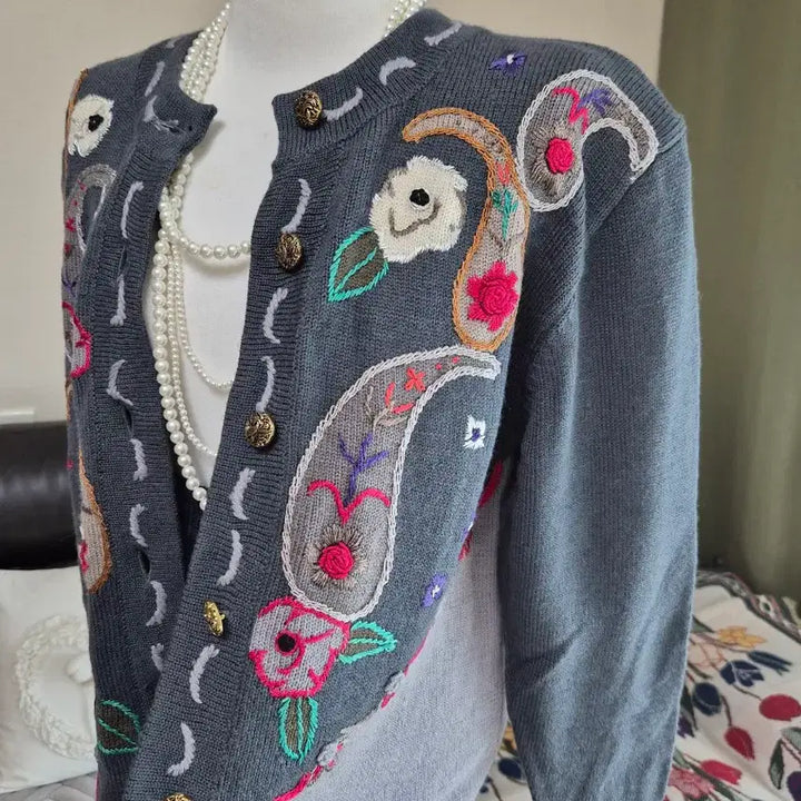 [BUNJANG] Loose Fit Embroidered Knit Jacket / [특가] 고퀄자수 디테일 가득 루즈핏 니트자켓