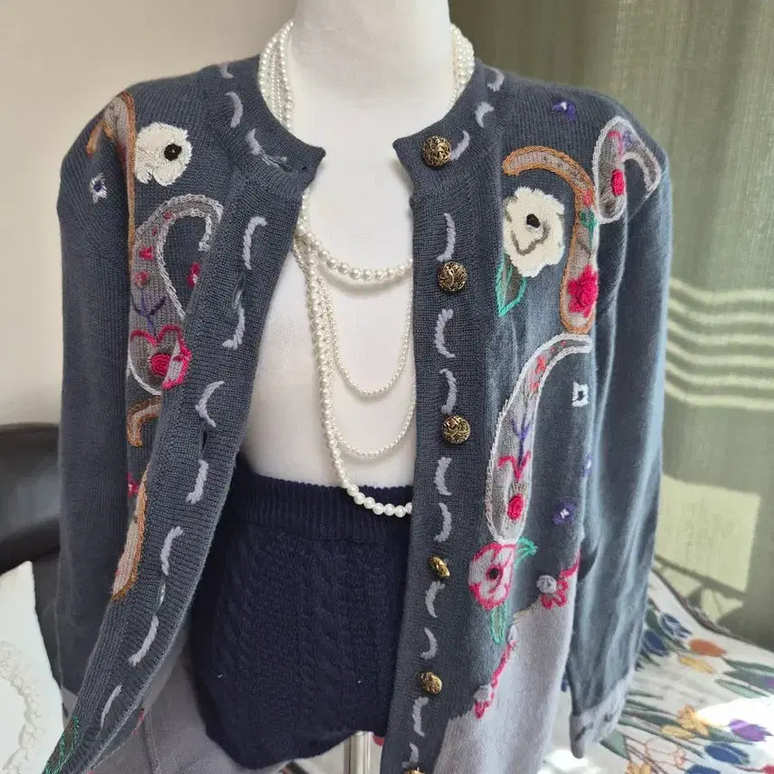 [BUNJANG] Loose Fit Embroidered Knit Jacket / [특가] 고퀄자수 디테일 가득 루즈핏 니트자켓