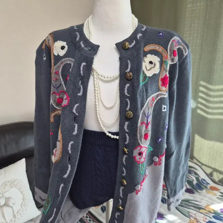 [BUNJANG] Loose Fit Embroidered Knit Jacket / [특가] 고퀄자수 디테일 가득 루즈핏 니트자켓