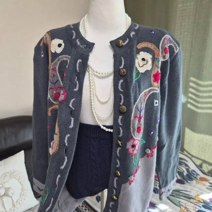 [BUNJANG] Loose Fit Embroidered Knit Jacket / [특가] 고퀄자수 디테일 가득 루즈핏 니트자켓