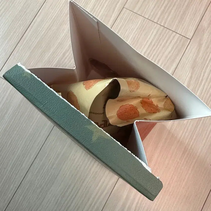 [BUNJANG] Pop Mart Small Star Baked Goods Doll Keychain - Vanilla (Sealed) / 팝마트 작은별 구움 과자 인형 키링 바닐라(미개봉)