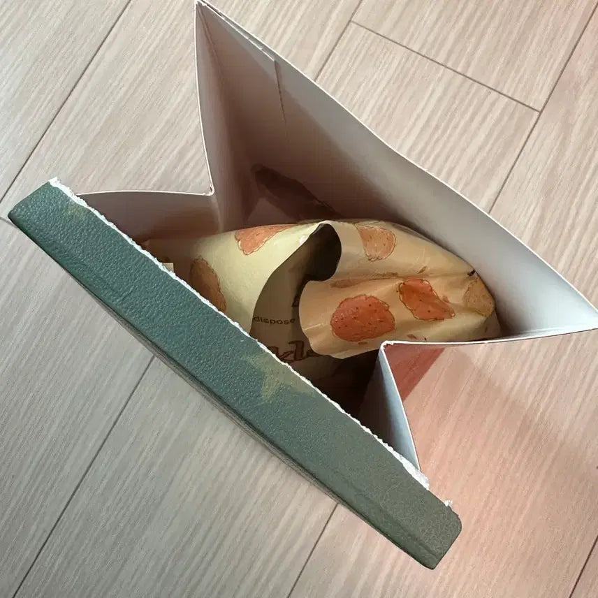 [BUNJANG] Pop Mart Small Star Baked Goods Doll Keychain - Vanilla (Sealed) / 팝마트 작은별 구움 과자 인형 키링 바닐라(미개봉)