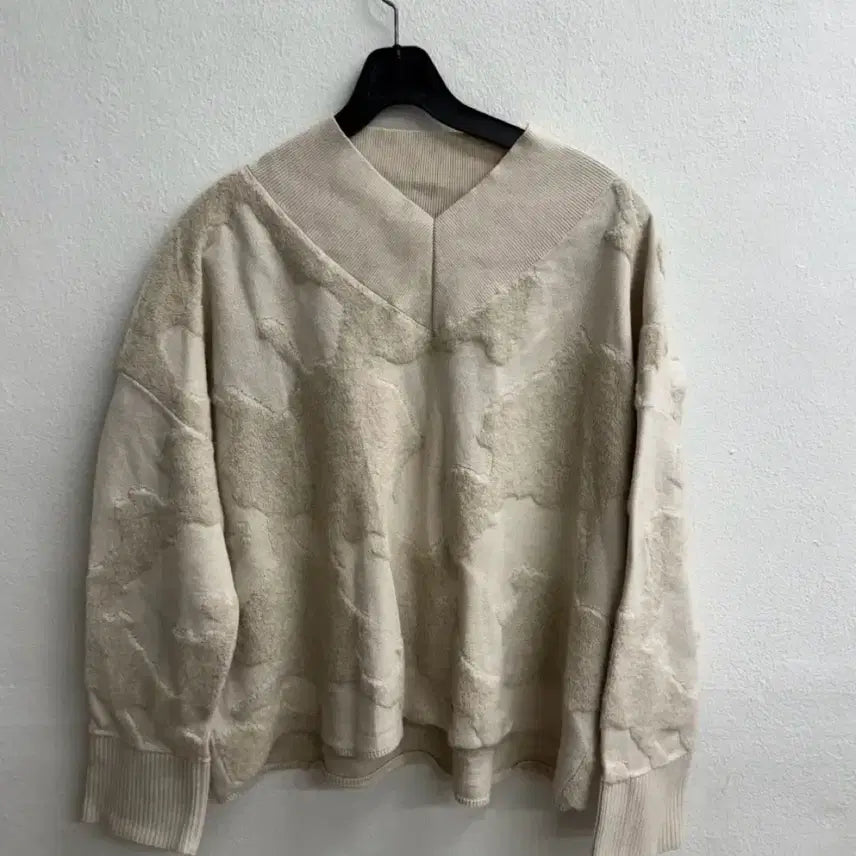 [BUNJANG] COS Ivory Embossed V-Neck Knit (L) / COS 코스 아이보리 엠보싱 브이넥 니트 (L)