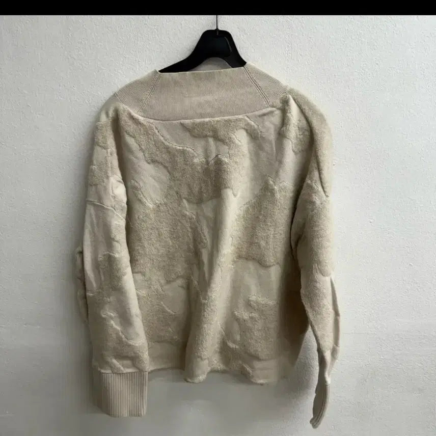 [BUNJANG] COS Ivory Embossed V-Neck Knit (L) / COS 코스 아이보리 엠보싱 브이넥 니트 (L)