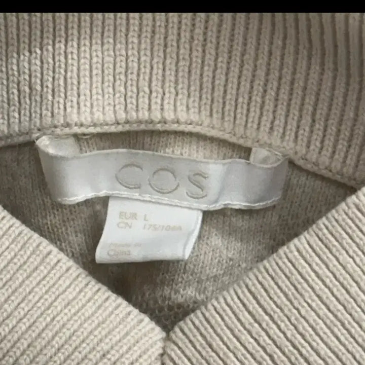 [BUNJANG] COS Ivory Embossed V-Neck Knit (L) / COS 코스 아이보리 엠보싱 브이넥 니트 (L)
