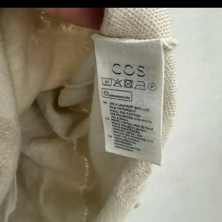 [BUNJANG] COS Ivory Embossed V-Neck Knit (L) / COS 코스 아이보리 엠보싱 브이넥 니트 (L)