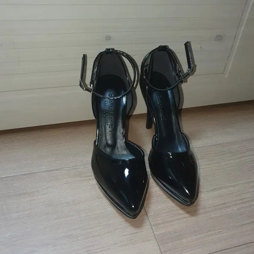 [BUNJANG] Black Enamel Mary Jane Side Slit High Heel Pumps / [225][새상품]블랙 에나멜 메리제인 사이드 트임 하이힐 펌프스