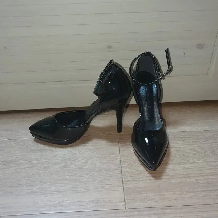 [BUNJANG] Black Enamel Mary Jane Side Slit High Heel Pumps / [225][새상품]블랙 에나멜 메리제인 사이드 트임 하이힐 펌프스