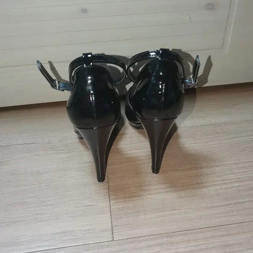 [BUNJANG] Black Enamel Mary Jane Side Slit High Heel Pumps / [225][새상품]블랙 에나멜 메리제인 사이드 트임 하이힐 펌프스